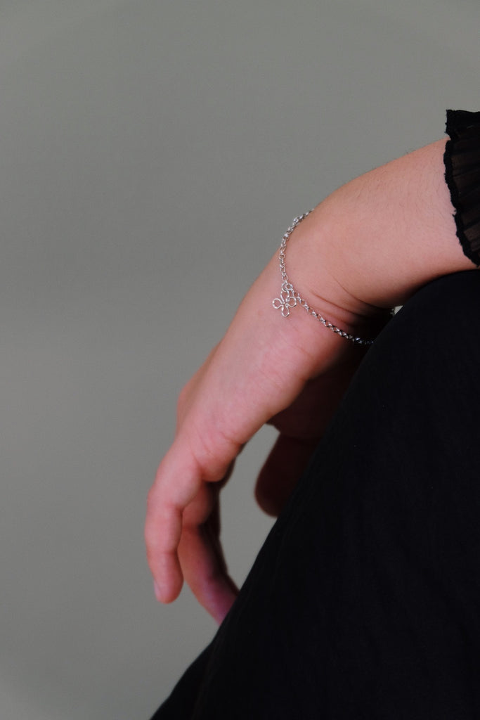 bracelet en argent rhodié, breloques fleur, fermeture ajustable