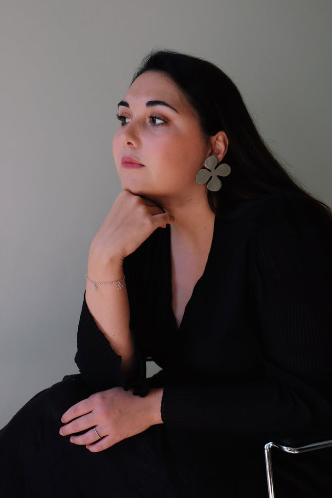 mono boucle Fleur en argent rhodié, statement earring